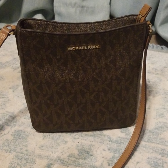 Michael Kors Handbags - EUC AUTHENTIC MICHAEL KORS CROSSBODY PURSE